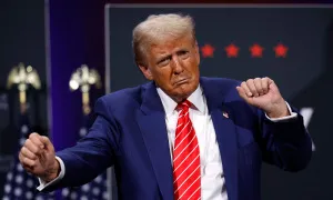 Ông Trump: Cử tri bầu cho bà Harris nên đi kiểm tra đầu óc