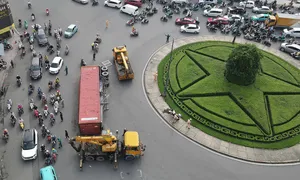 Thùng container lật giữa vòng xoay trung tâm TP HCM